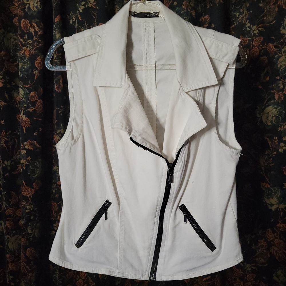 Maurices White Moto Vest With Black Zippers, Size Medium